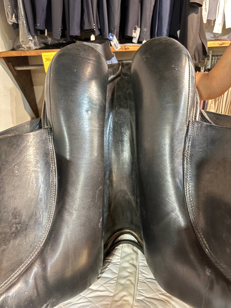 19"/Med Wide Hennig Dressage Saddle